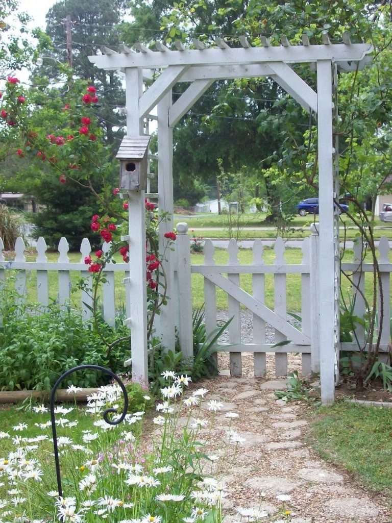 30 Beautiful Garden Fence Decorating Ideas To Follow