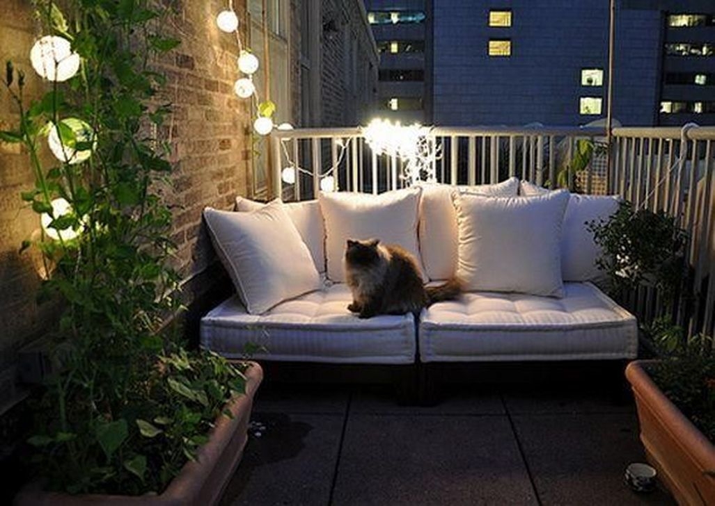 Best Ideas To Change Your Balcony Decor Into A Romantic Design 47