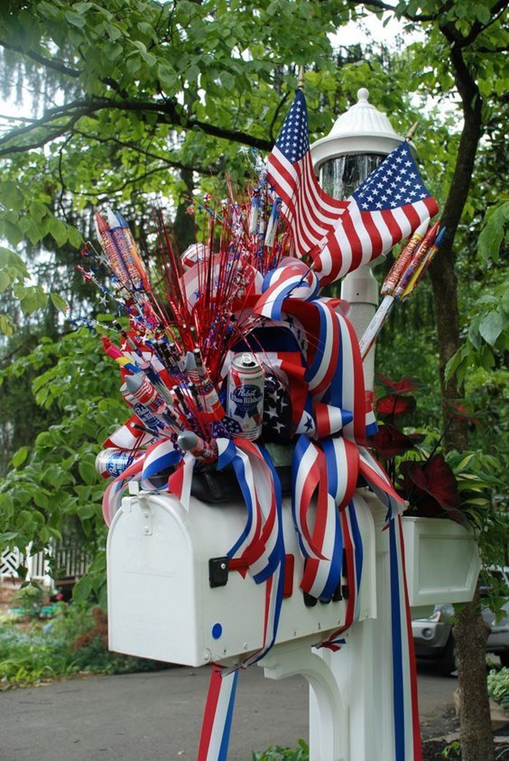 Simple And Pratiotic 4th Of July Decoration Ideas 04