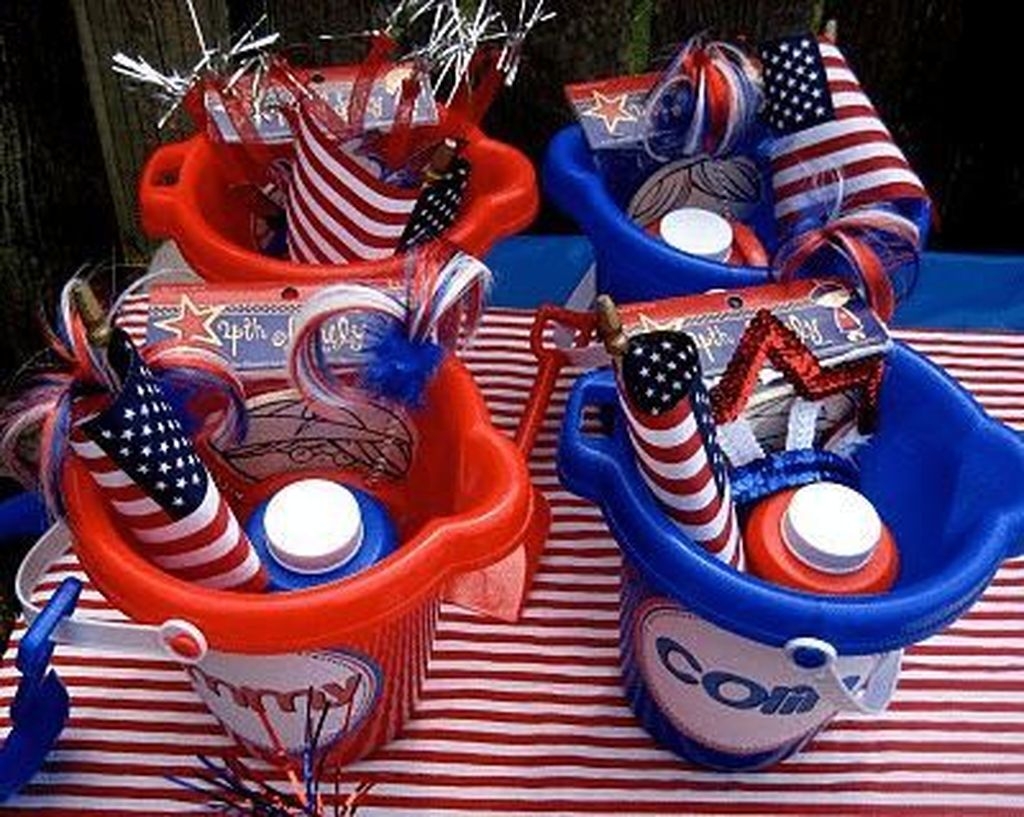 Simple And Pratiotic 4th Of July Decoration Ideas 07