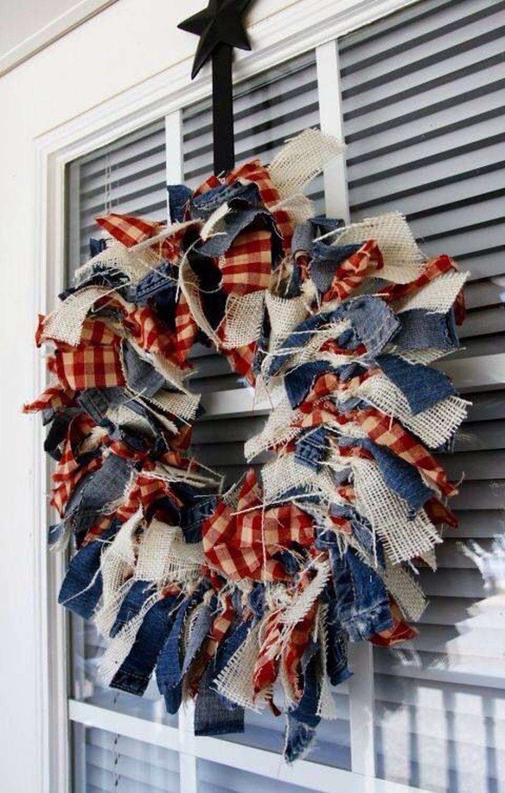 Simple And Pratiotic 4th Of July Decoration Ideas 13