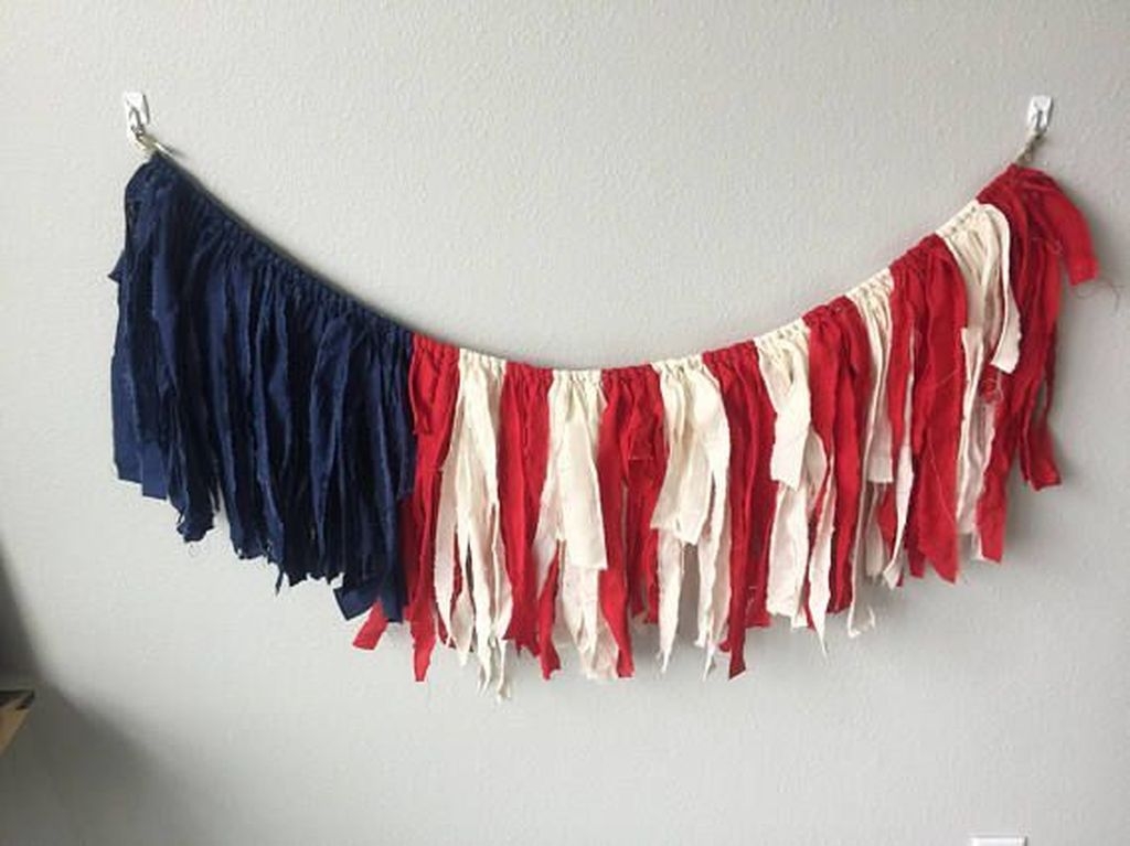 Simple And Pratiotic 4th Of July Decoration Ideas 24
