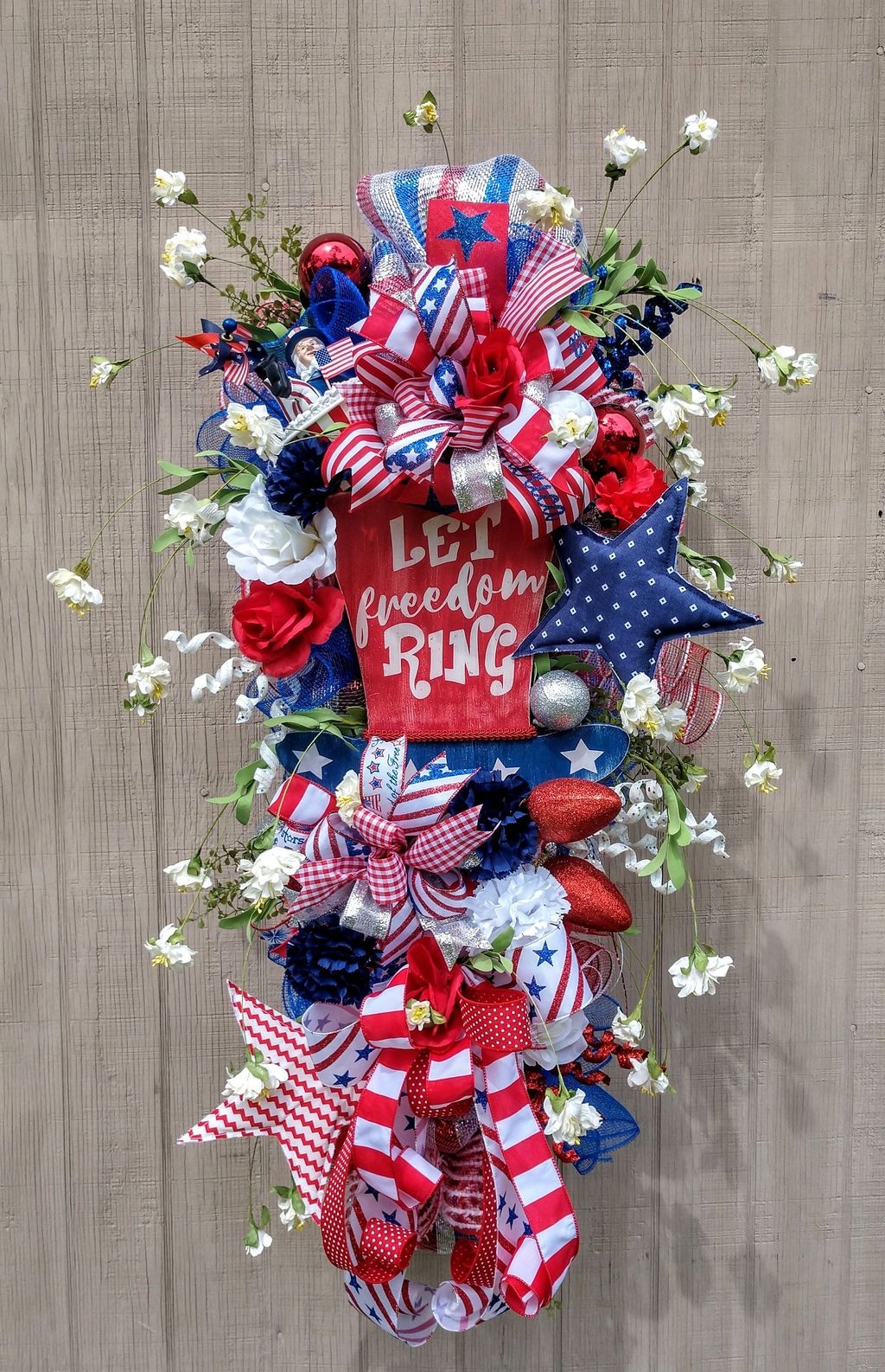 Simple And Pratiotic 4th Of July Decoration Ideas 34