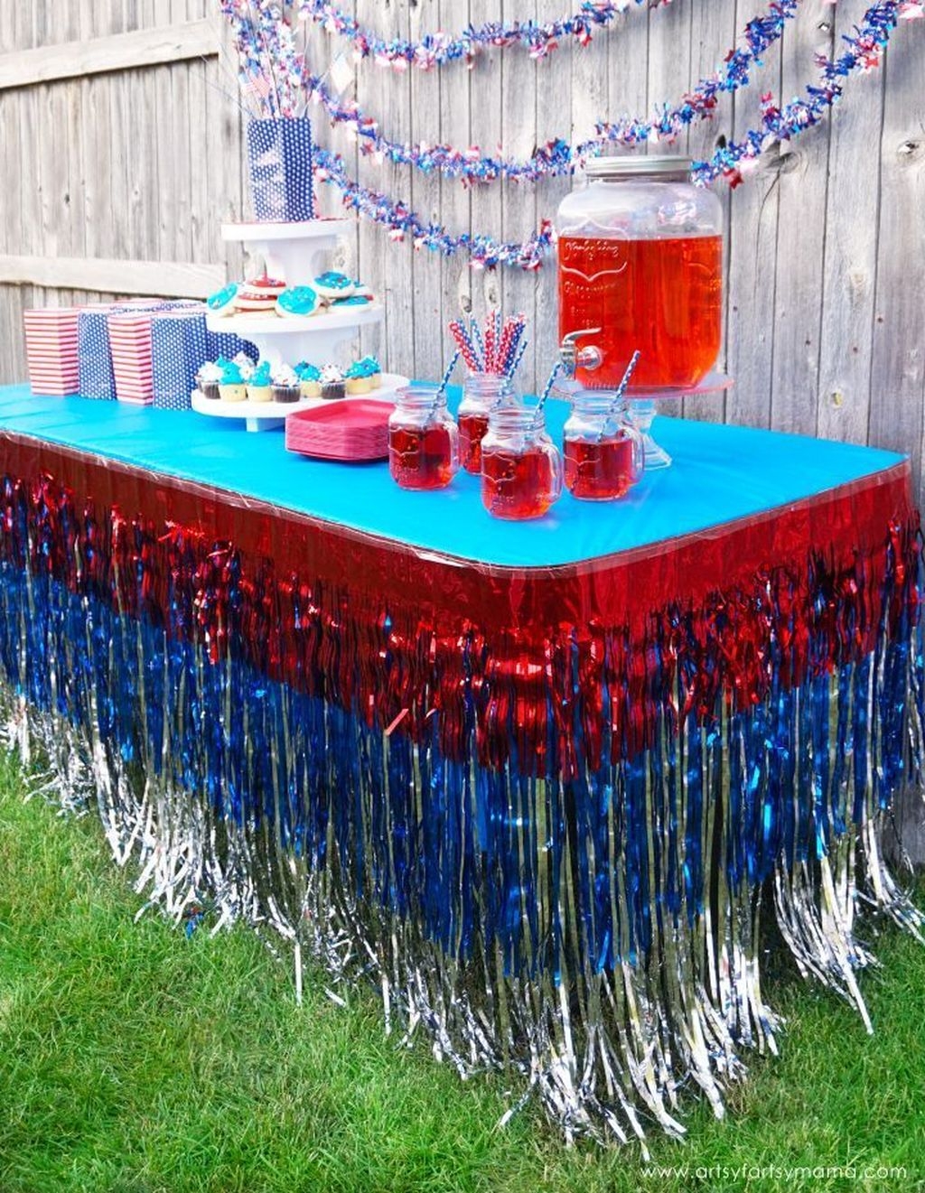Simple And Pratiotic 4th Of July Decoration Ideas 35