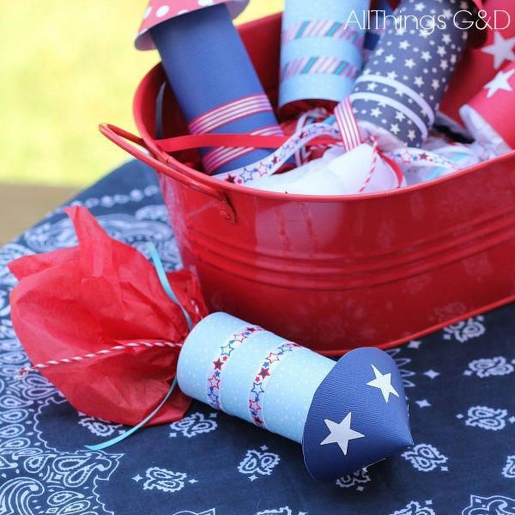 Simple And Pratiotic 4th Of July Decoration Ideas 36