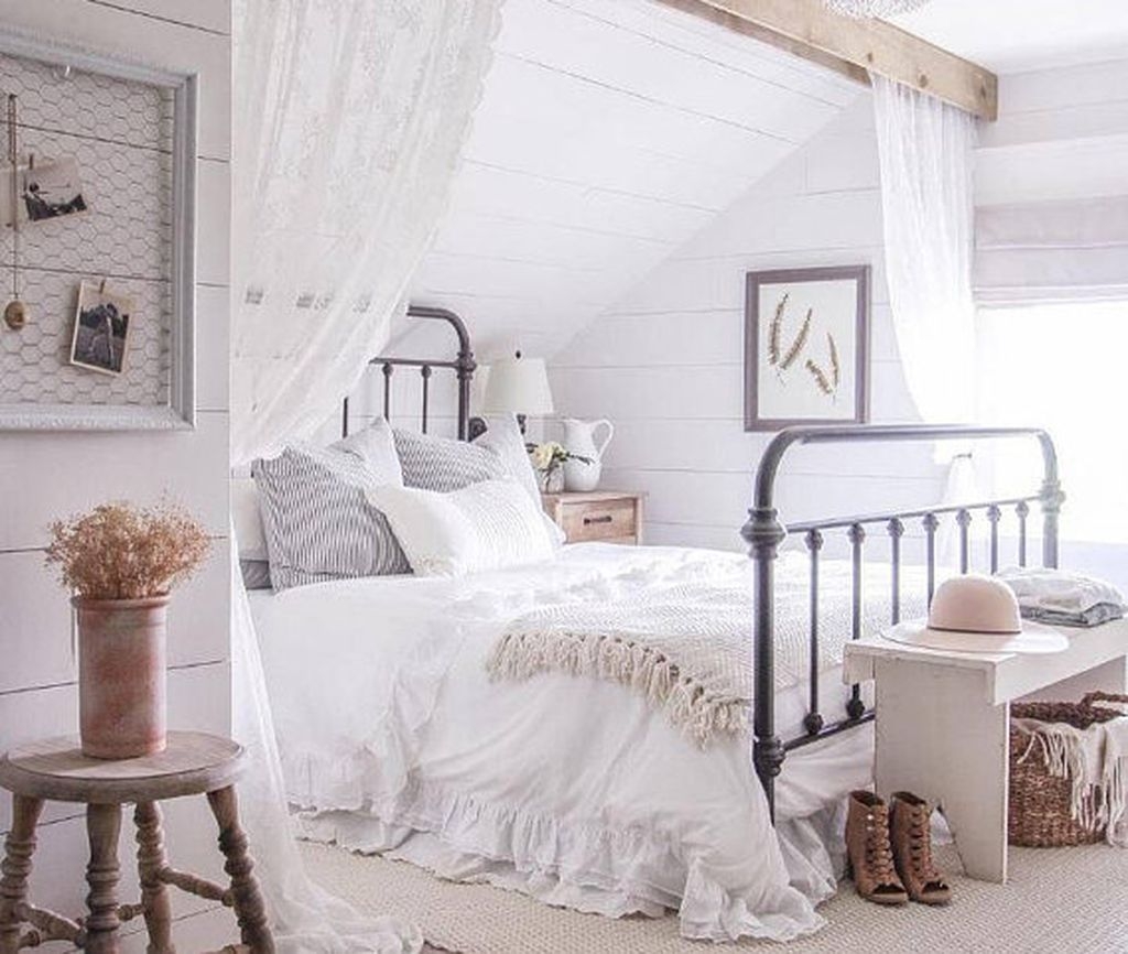 Gorgeous Farmhouse Bedroom Remodel Ideas On A Budget 04