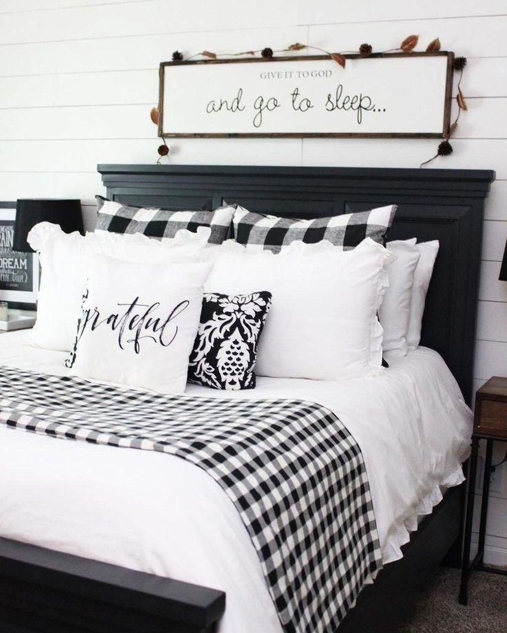 Gorgeous Farmhouse Bedroom Remodel Ideas On A Budget 33