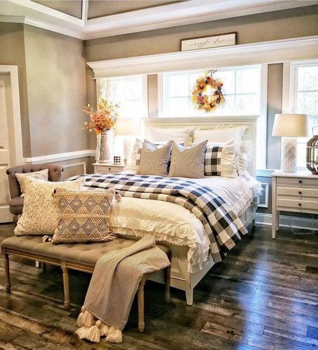 Gorgeous Farmhouse Bedroom Remodel Ideas On A Budget 49