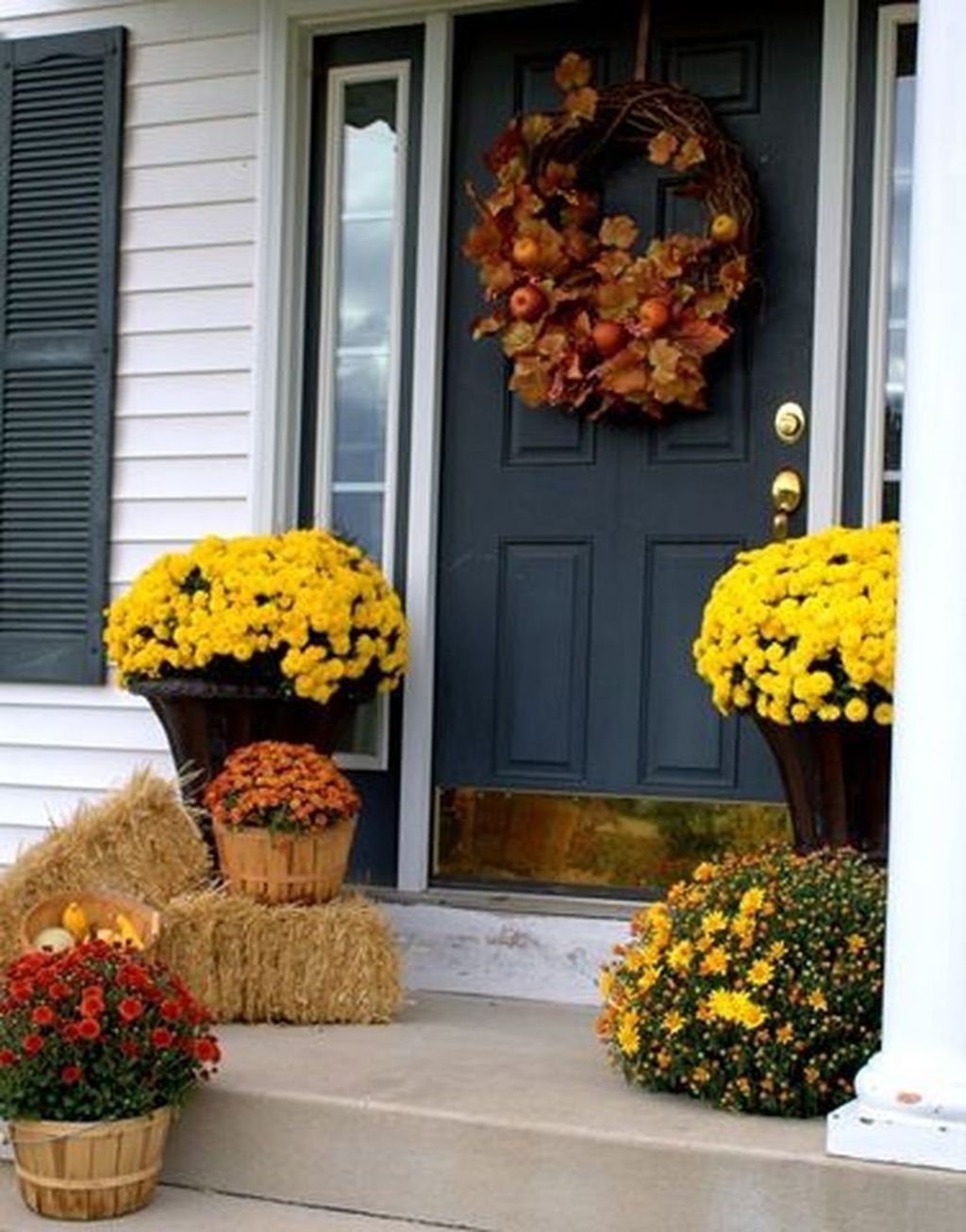Perfect Fall Outdoor Decoration For Your Inspiration 03