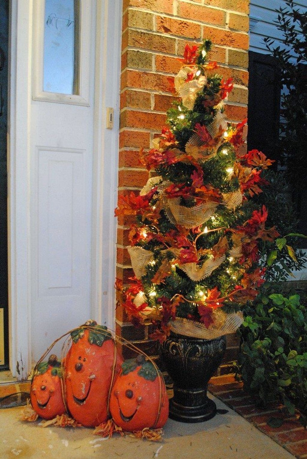 Perfect Fall Outdoor Decoration For Your Inspiration 08