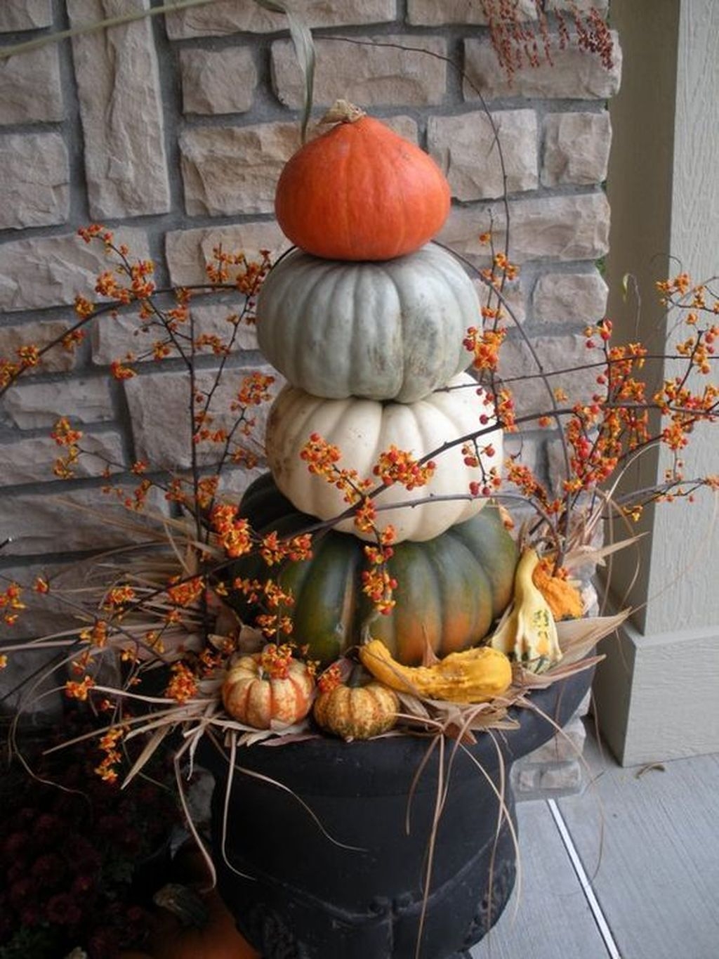 Perfect Fall Outdoor Decoration For Your Inspiration 35