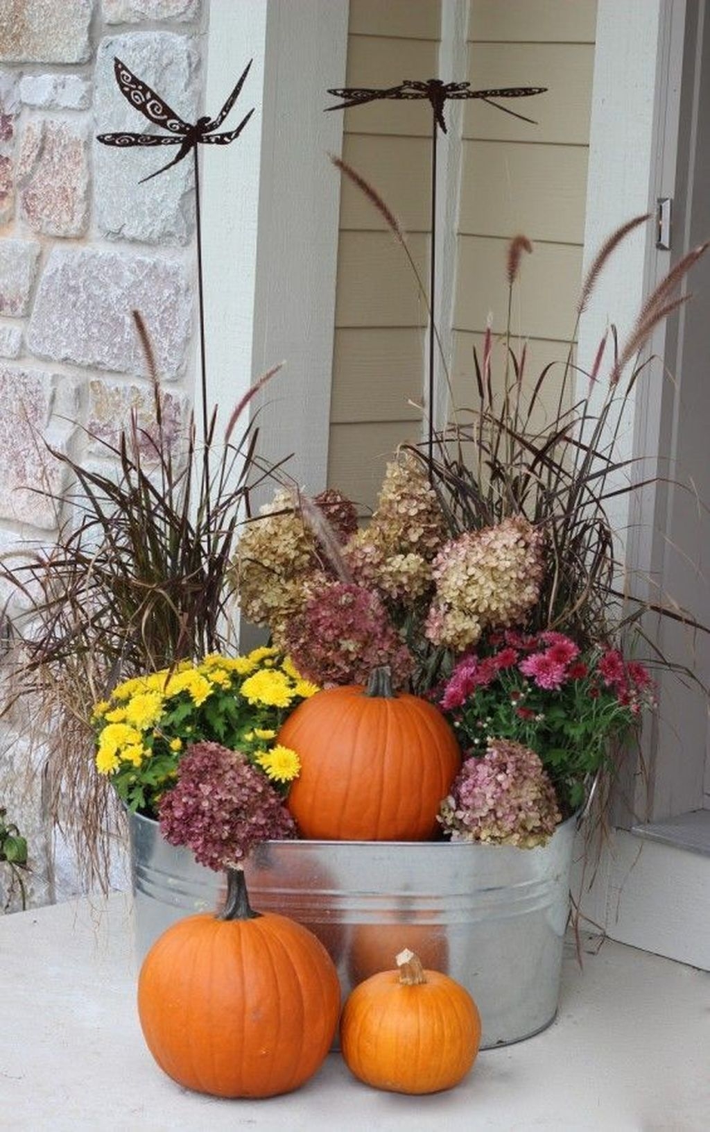 Perfect Fall Outdoor Decoration For Your Inspiration 40