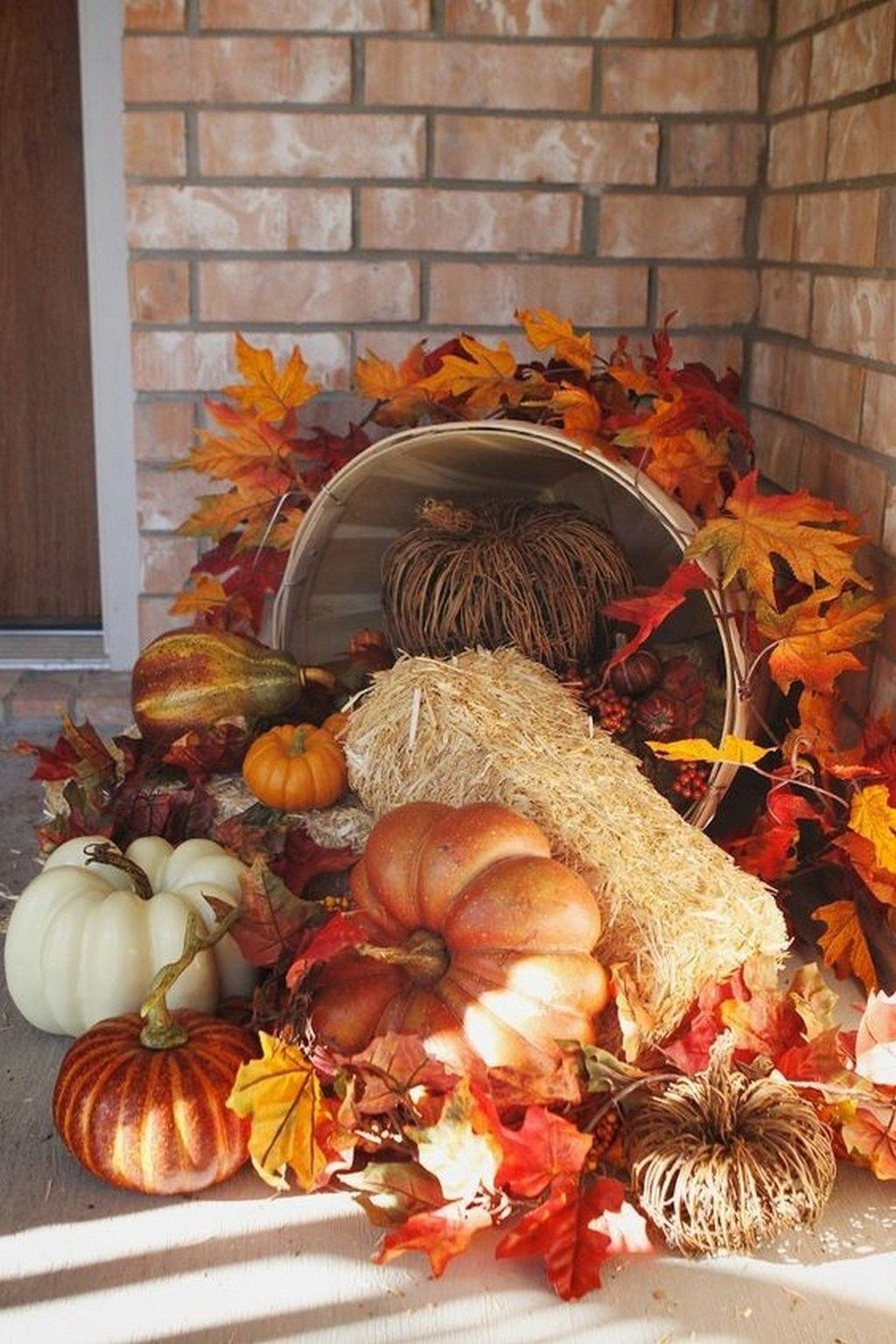 Perfect Fall Outdoor Decoration For Your Inspiration 41