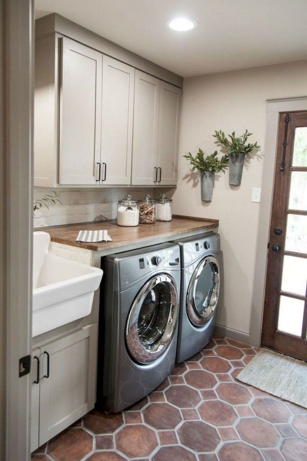 Stunning Small Laundry Room Design Ideas 01