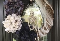 Creative DIY Halloween Wreath Design For The Thriller Night 08