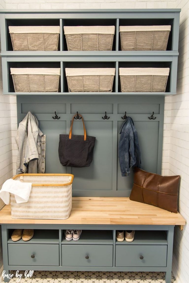 Easy DIY Mudroom Bench Ideas For Inspiration 03 - LOVAHOMY