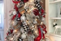 Amazing Red And White Christmas Tree Decoration Ideas 34