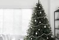 Minimalist Christmas Decor For People Who Don't Have Time To Decorate 35