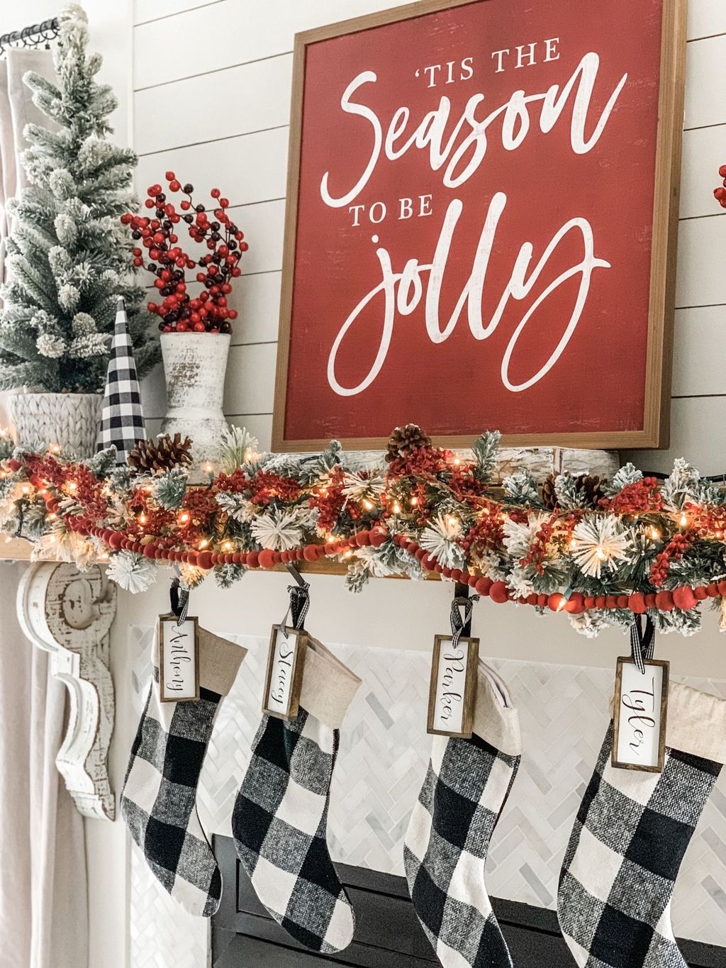 Absolutely Stunning Christmas Mantel Decorating Ideas 25