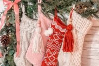 Absolutely Stunning Christmas Mantel Decorating Ideas 36