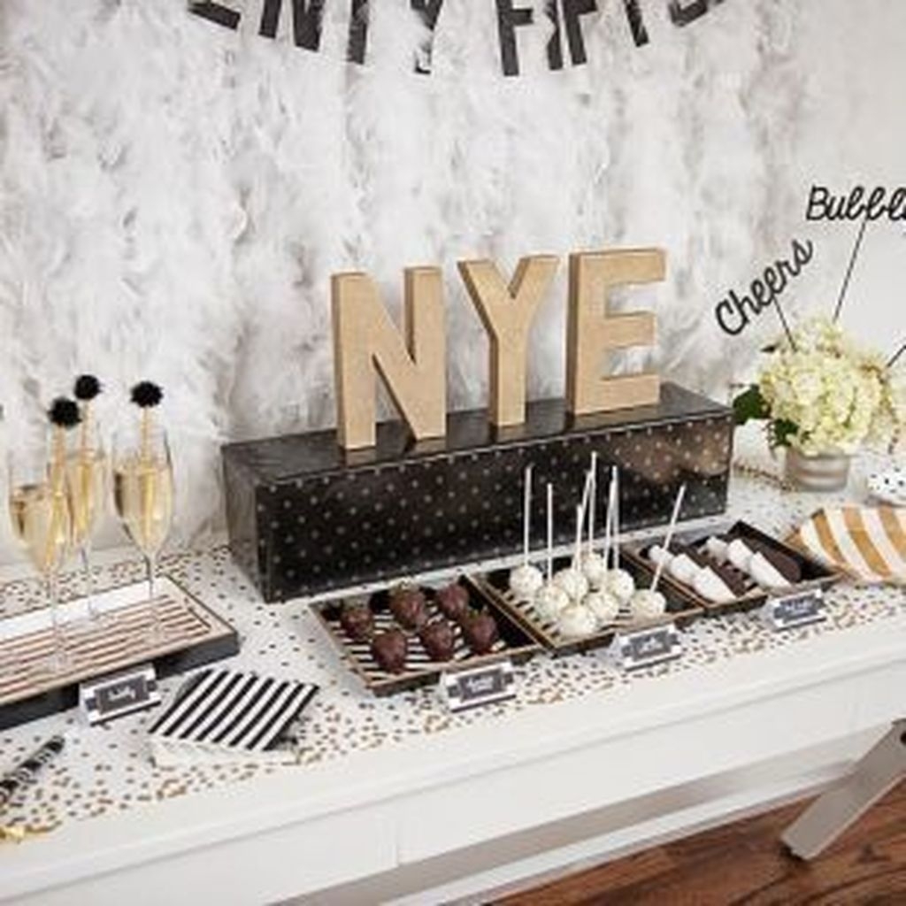 Best Decoration For New Years Eve Party That Celebrating At Home 35