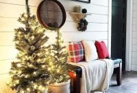 Cozy And Warm Rustic Farmhouse Christmas Decorating Ideas 05