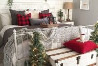 Cozy And Warm Rustic Farmhouse Christmas Decorating Ideas 22