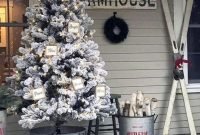 Cozy And Warm Rustic Farmhouse Christmas Decorating Ideas 25