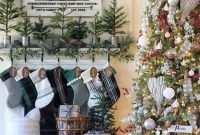 Cozy And Warm Rustic Farmhouse Christmas Decorating Ideas 32