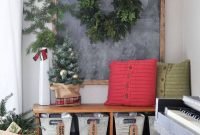 Cozy And Warm Rustic Farmhouse Christmas Decorating Ideas 37