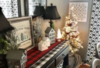 Cozy And Warm Rustic Farmhouse Christmas Decorating Ideas 44