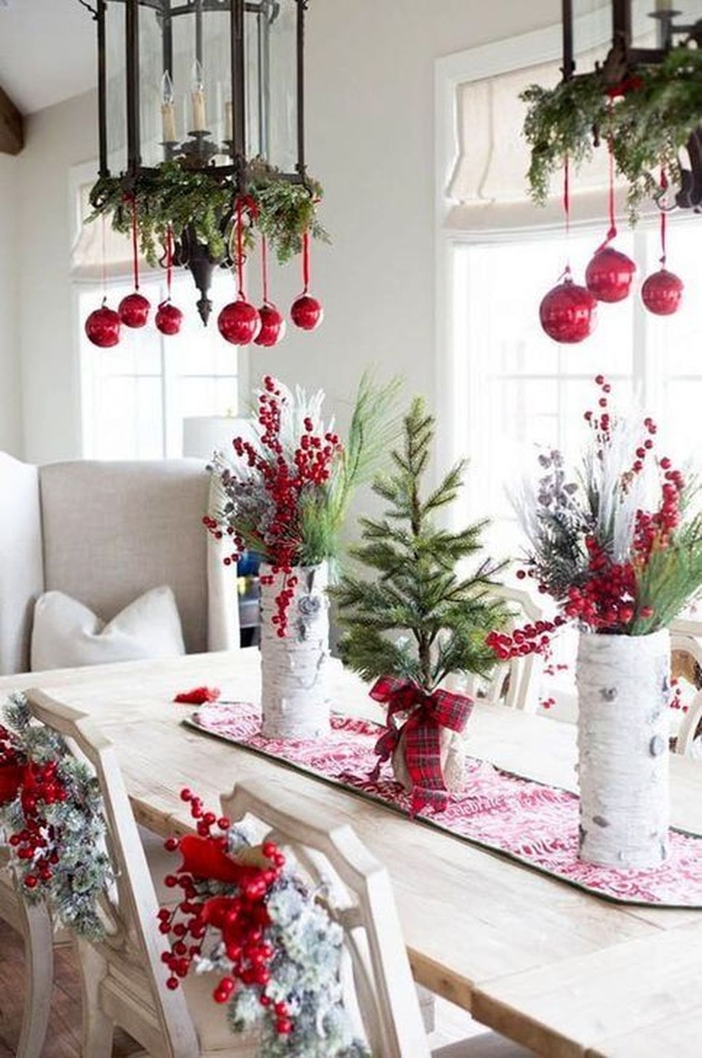 Fabulous Christmas Decor Ideas To Elevate Your Dining Table 03