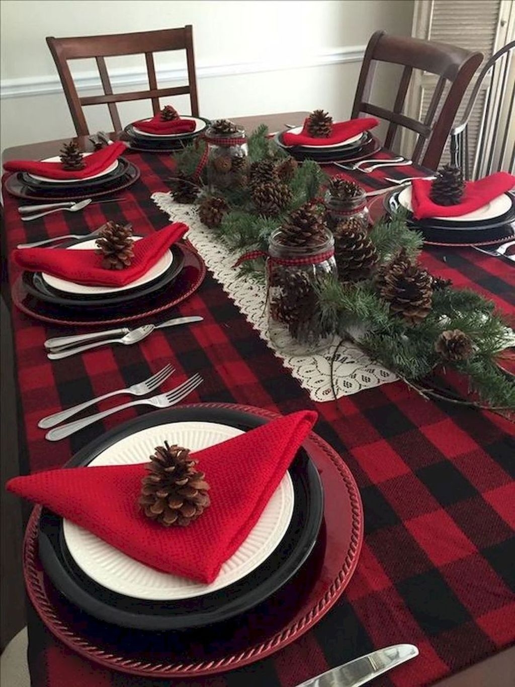 Fabulous Christmas Decor Ideas To Elevate Your Dining Table 12