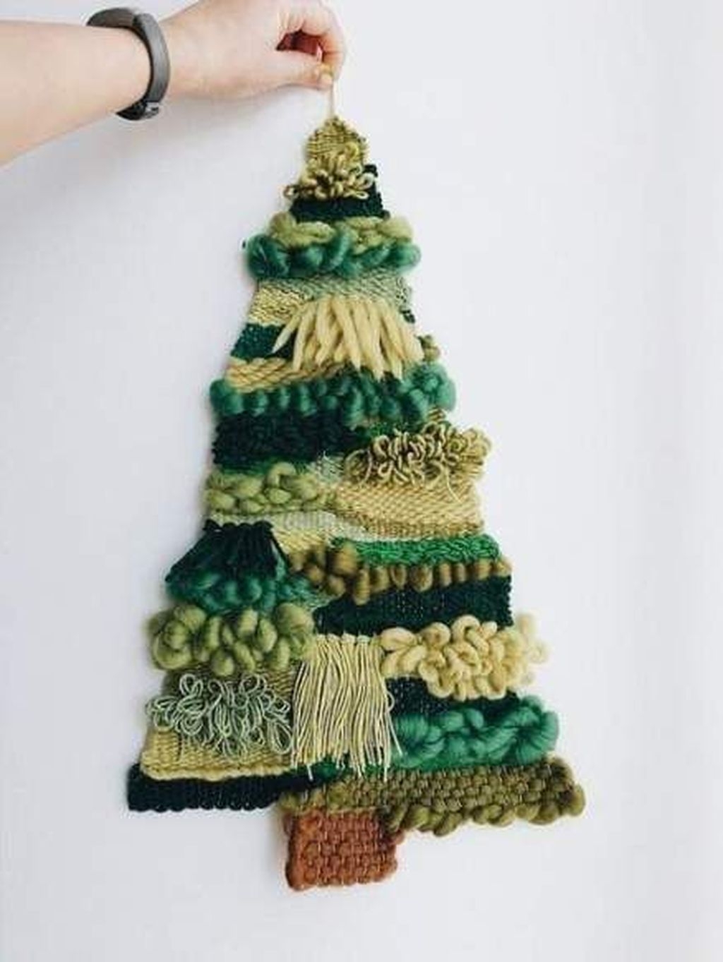 Festive Christmas Wall Trees To Copy Right Now 22