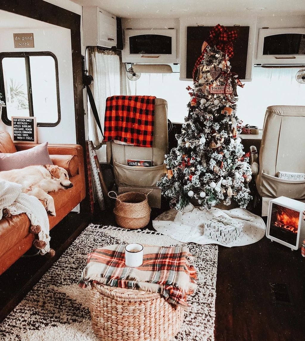 Most Inspiring Holiday Decoration Ideas For Your RV 15