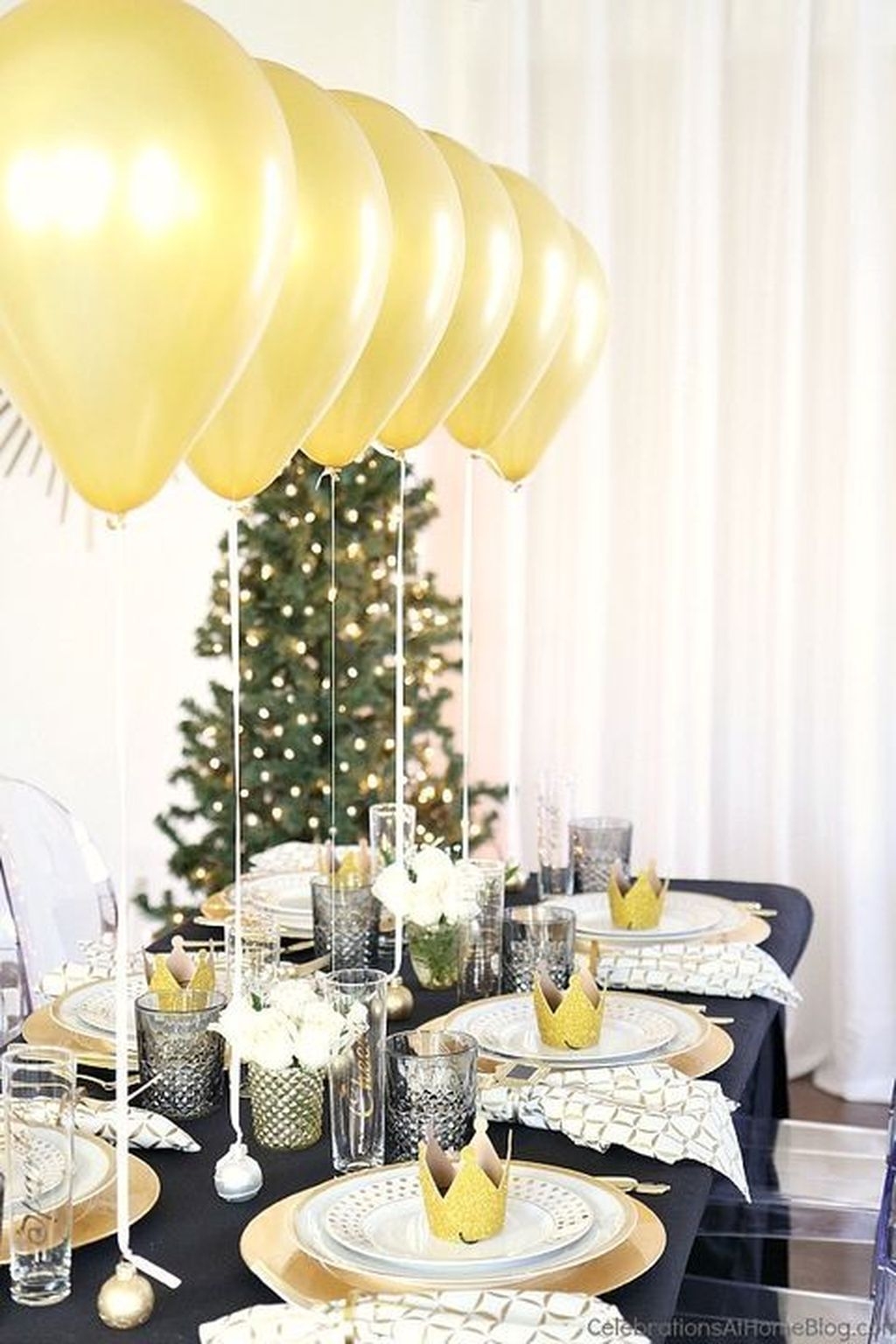 Stylish New Years Eve Table Decoration Ideas For NYE Party 30
