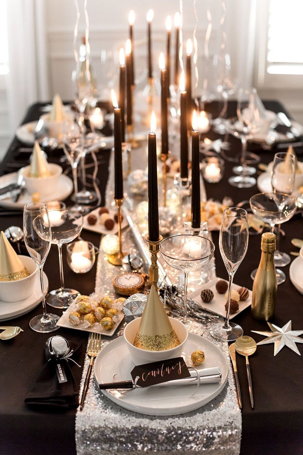 Stylish New Years Eve Table Decoration Ideas For NYE Party 44