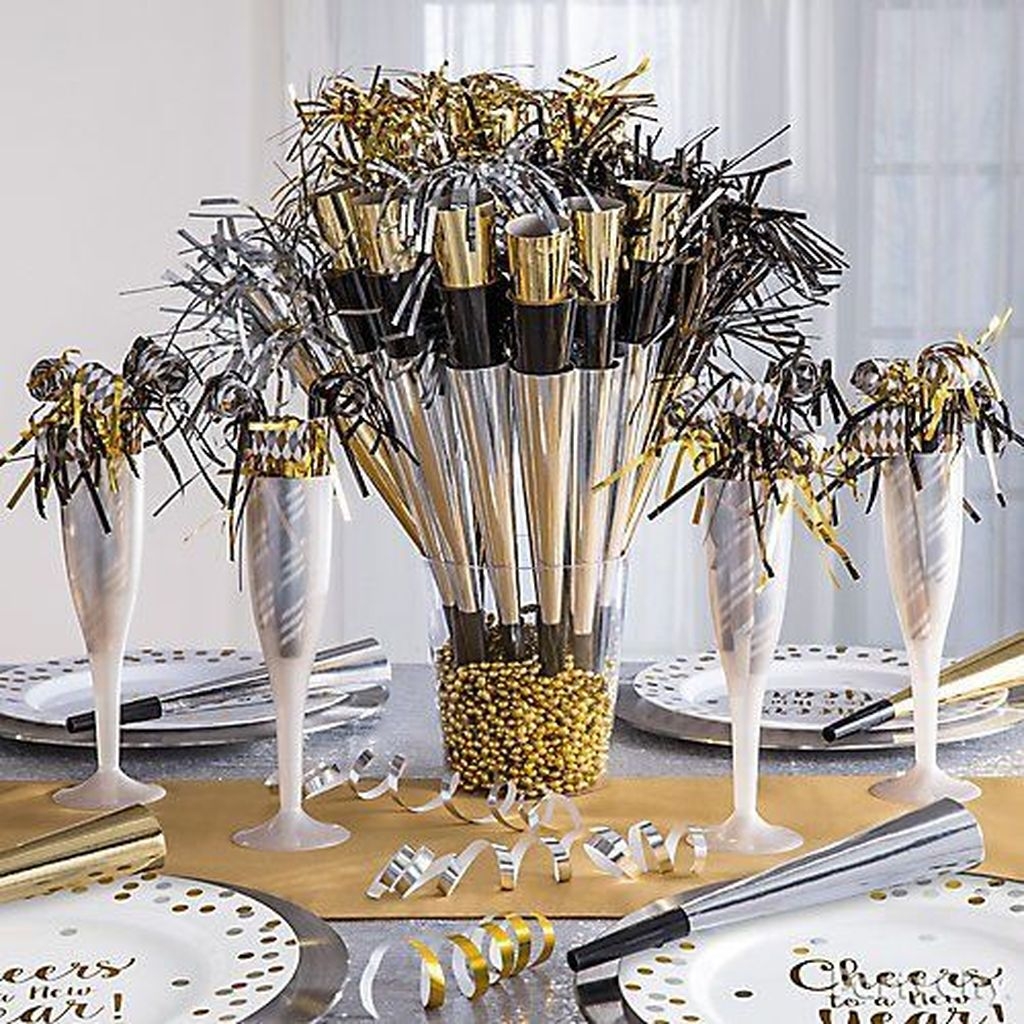 Stylish New Years Eve Table Decoration Ideas For NYE Party 53