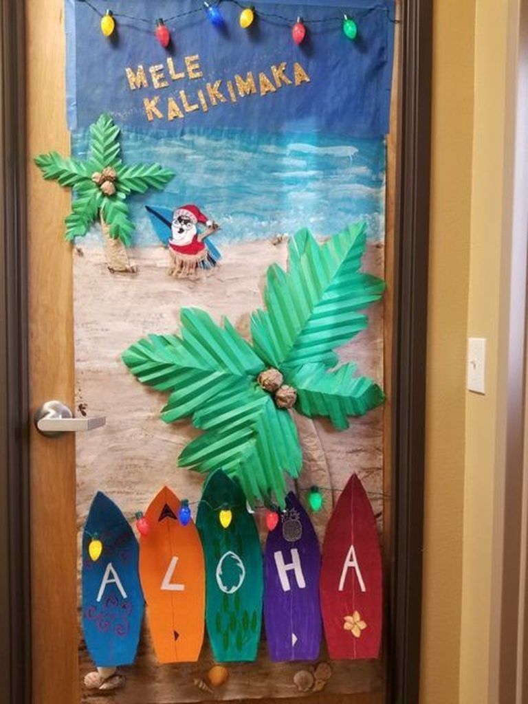Totally Inspiring Winter Door Decoration Ideas 13 - LOVAHOMY