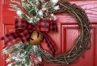 Welcoming Country Christmas Wreath Ideas For Your Front Door 01