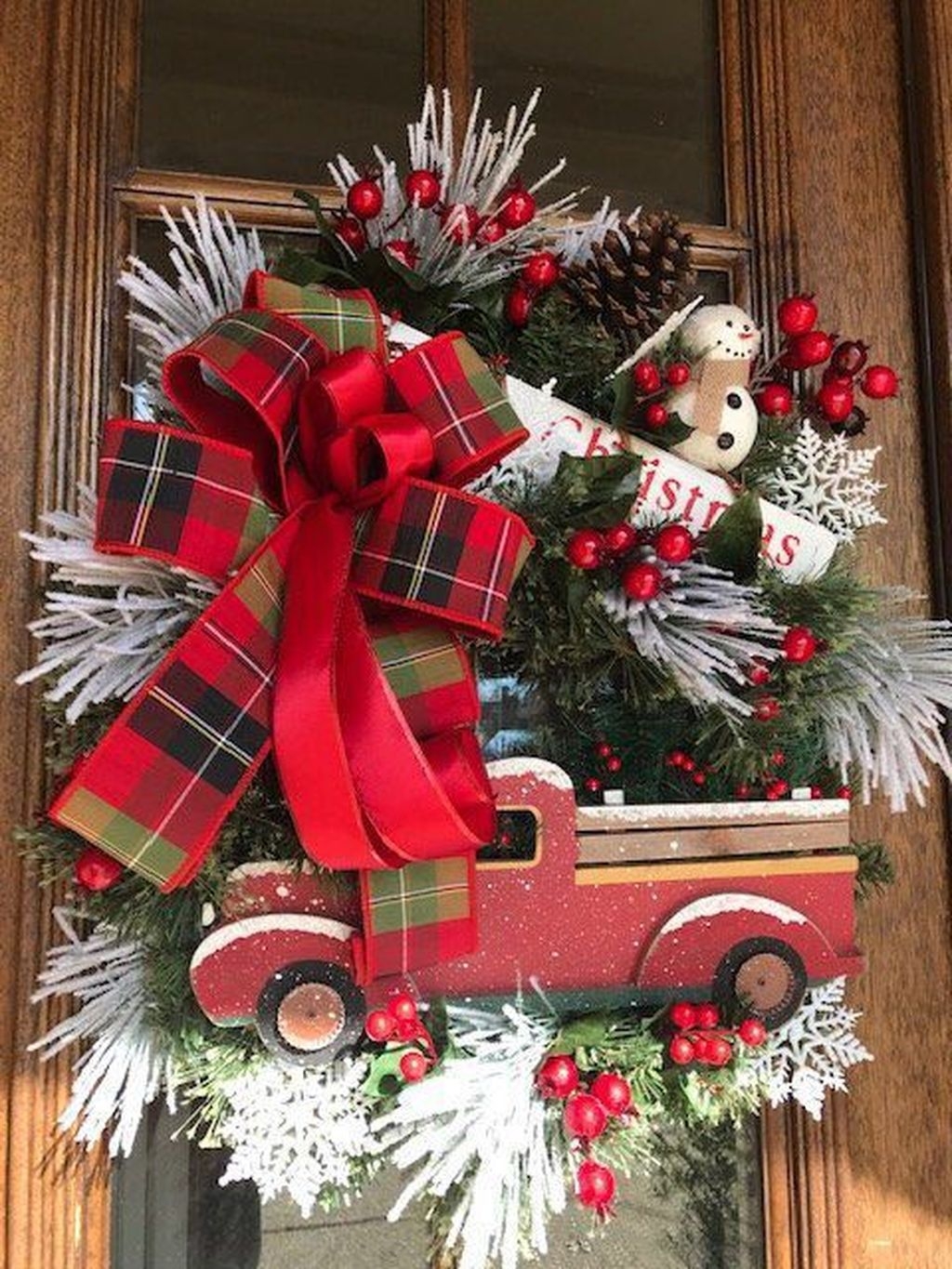 Welcoming Country Christmas Wreath Ideas For Your Front Door 02