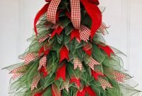 Welcoming Country Christmas Wreath Ideas For Your Front Door 04
