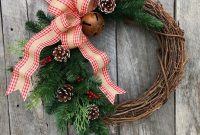 Welcoming Country Christmas Wreath Ideas For Your Front Door 05