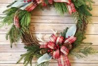 Welcoming Country Christmas Wreath Ideas For Your Front Door 13