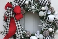 Welcoming Country Christmas Wreath Ideas For Your Front Door 15