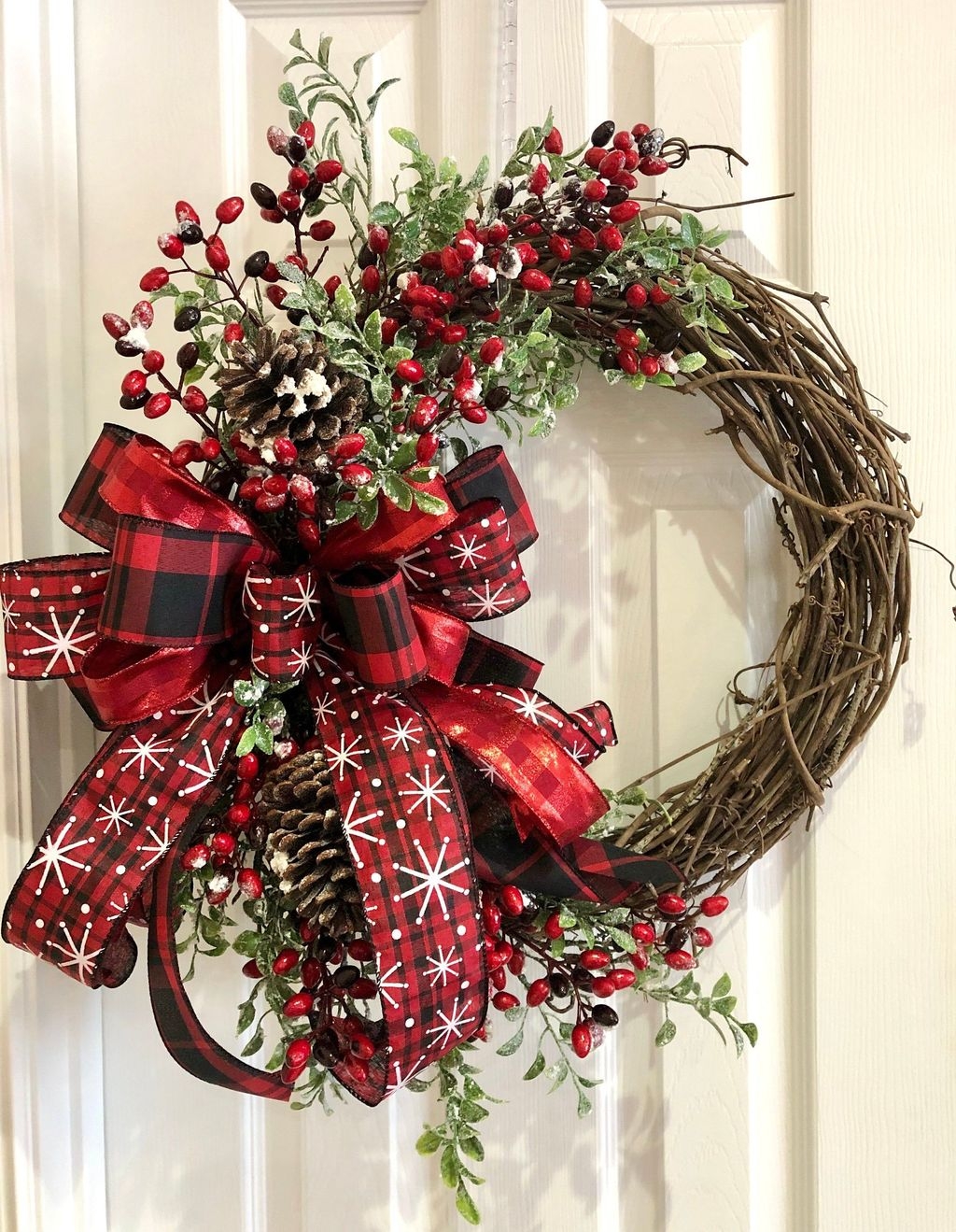 Welcoming Country Christmas Wreath Ideas For Your Front Door 31
