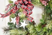 Welcoming Country Christmas Wreath Ideas For Your Front Door 32
