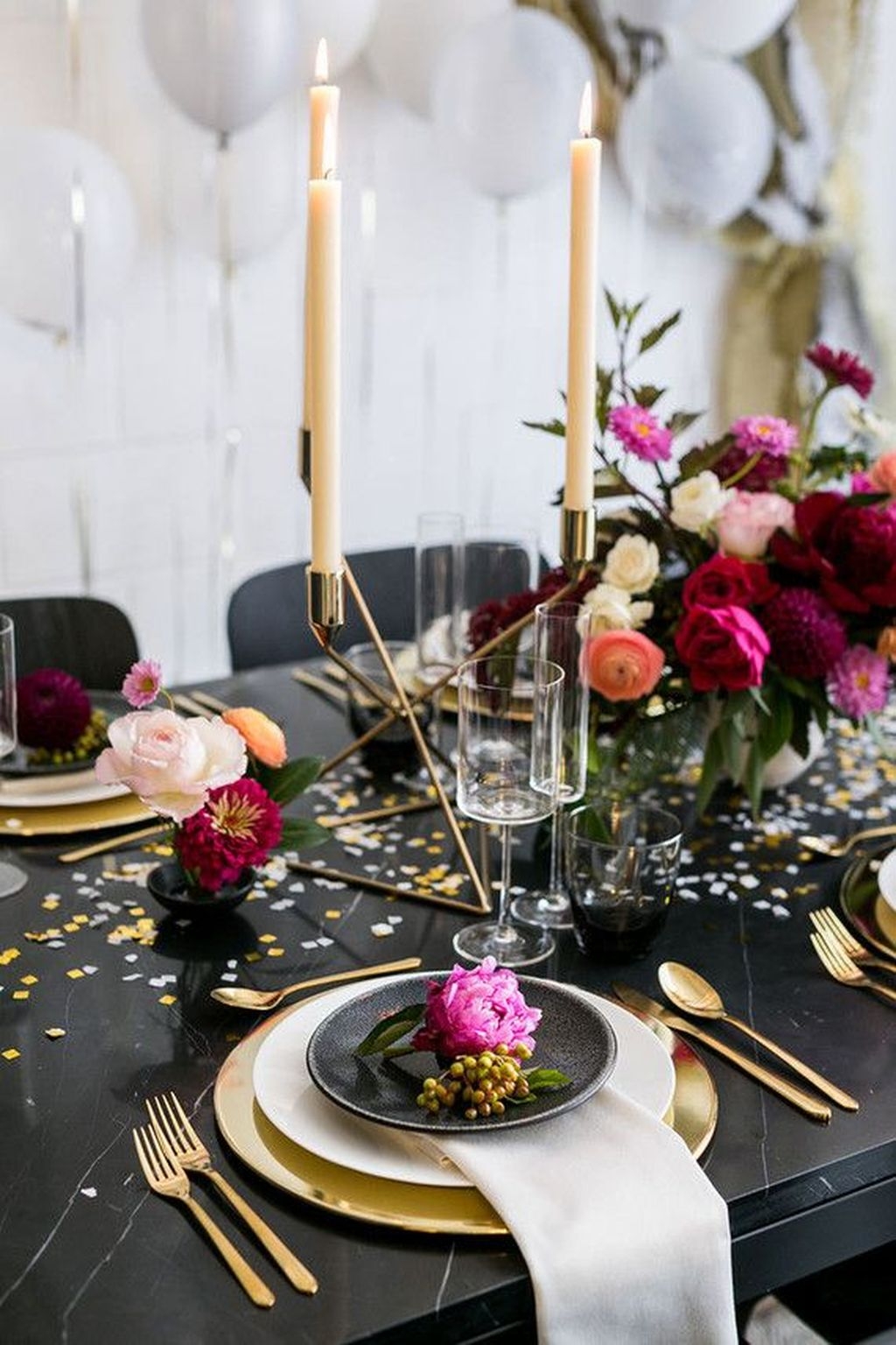 Wonderful Black And Gold New Years Eve Party Decoration Ideas 08