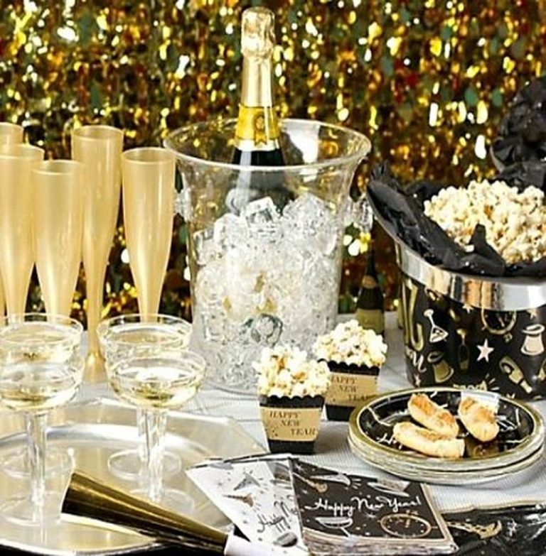 30+ Wonderful Black And Gold New Years Eve Party Decoration Ideas