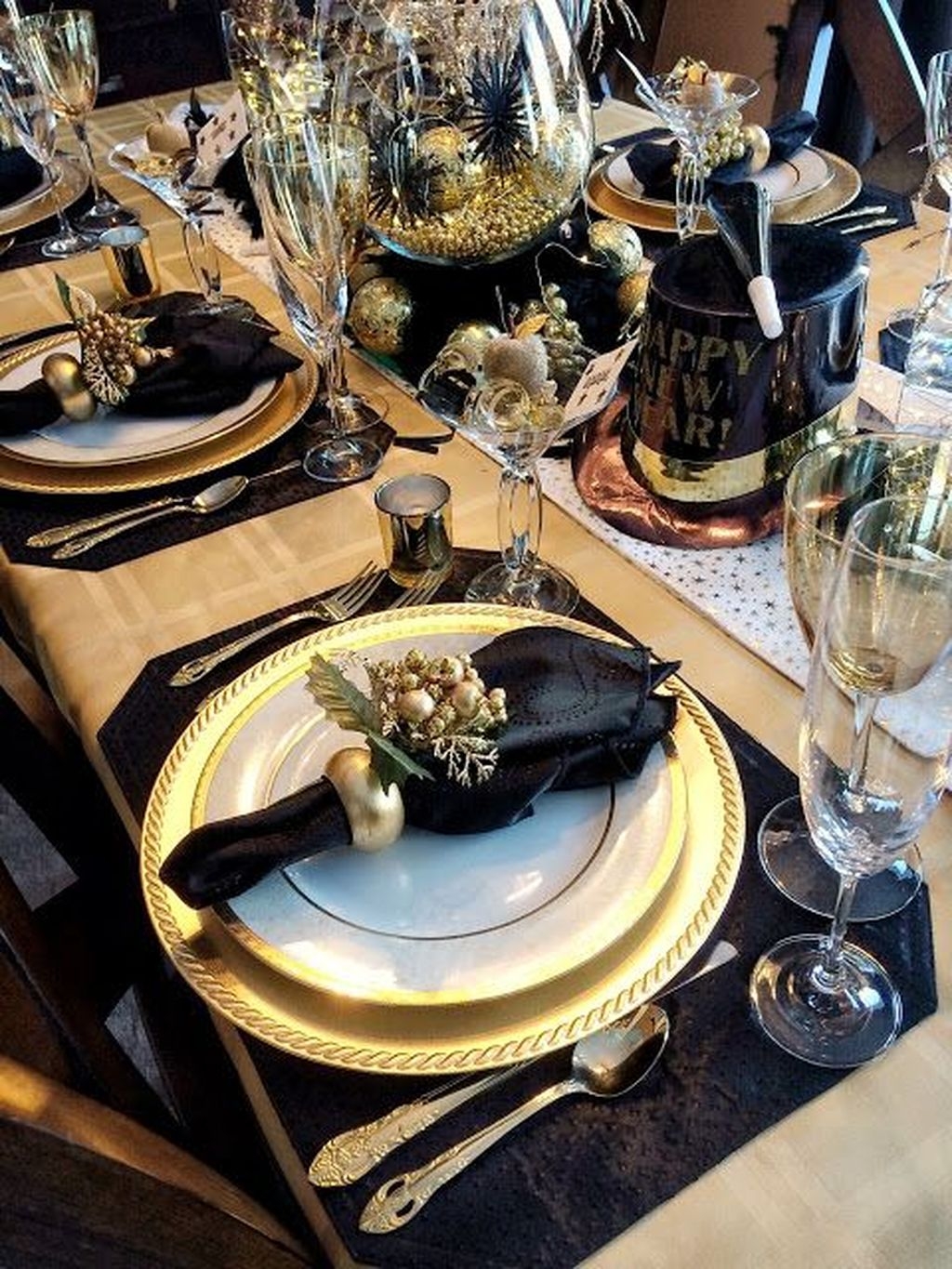 Wonderful Black And Gold New Years Eve Party Decoration Ideas 24